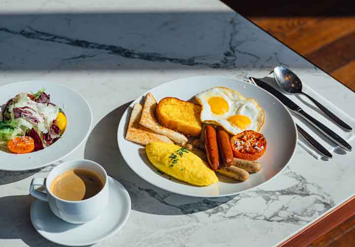 신선하고 건강한 재료로 만든 아침 식사와 함께 든든한 하루를 시작해보세요!
